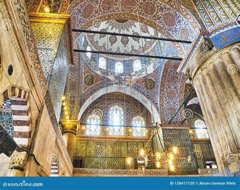 La Moschea di Sultan Ahmet : Una Sinfonia di Luci e Ombre Persiane!